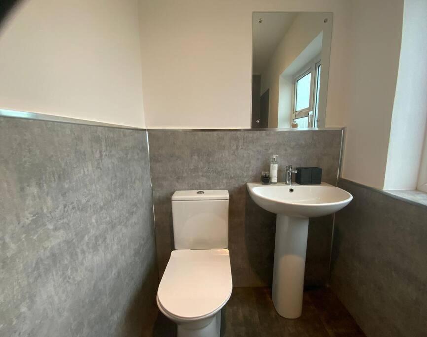 Warm And Cosy City Centre Home Near Train Station Τσίτσεστερ Εξωτερικό φωτογραφία