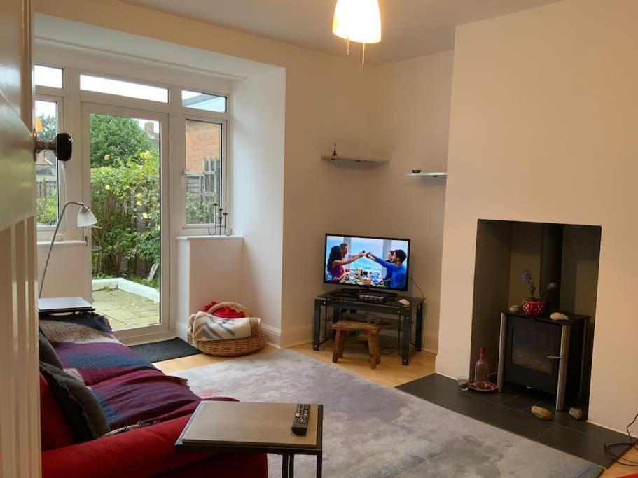 Warm And Cosy City Centre Home Near Train Station Τσίτσεστερ Εξωτερικό φωτογραφία