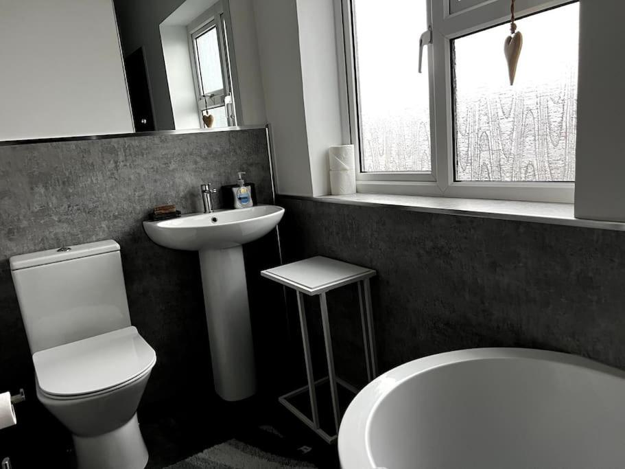 Warm And Cosy City Centre Home Near Train Station Τσίτσεστερ Εξωτερικό φωτογραφία